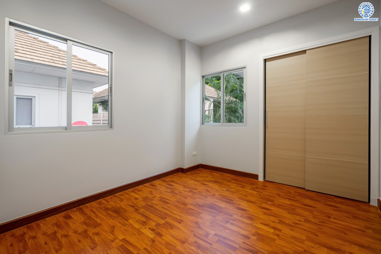 บ้านมือสองตกแต่งใหม่ ม.วิลล่าการ์เด้น1 รัตนาธิเบศร์ หลังมุม เนื้อที่ 64.1 ตร.ว. ฟังก์ชัน 4 ห้องนอน 3 ห้องน้ำ 2 ที่จอดรถ บนทำเลเดินทางสะดวก เชื่อมต่อถนนรัตนาธิเบศร์, ถนนราชพฤกษ์, ถนนกาญจนาภิษก ใกล้เซ็นทรัลเวสต์เกต รถไฟฟ้าสายสีม่วง "สถานีบางพลู" และ ทางด่วน "กาญจนาภิเษก"